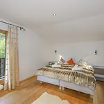 Moralee Mit Whirlpool In By One Chalet *